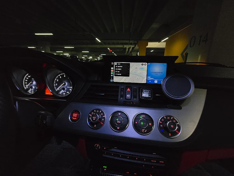 BMW Z4 E89 센터 디스플레이와 무선 CarPlay 개조 관련 실내 전장 작업 참고