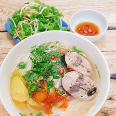 Bày trí bún cá Nha Trang: Khi ăn cho bún ra tô, chan nước dùng vào, thêm hành ngò lên trên, rắc thêm chút tiêu là hoàn thành. Thịt cá chắc ngọt thơm ngon, nước dùng vừa ăn, có vị chua thanh của thơm và cà. Nếu bạn muốn ăn đậm đà hơn thì có thể thêm một chút mắm tôm vào nữa nhé.