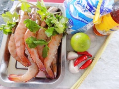 Tôm lột vỏ bỏ đầu (đầu tôm để nấu canh). Chẻ dọc sống lưng. Ướp vào tôm 1/3 muỗng cà phê hạt nêm và tiêu.