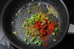 Thêm đậu Hà Lan, ớt bột, muối, bột nghệ và gia vị nêm ấn độ(garam masala) vào, tắt bếp rồi đảo đều.