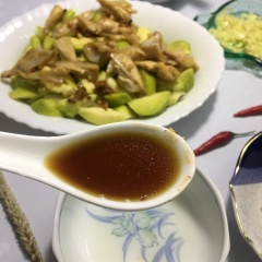 Chuẩn bị nước sốt nhé. vắt chanh vào chén cho nước mắm tỏi và đường vào trộn đều cho đường tan.