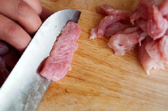 Đầu tiên, bạn ngâm rửa sạch cải làn, sau đó cắt thành từng khúc vừa ăn. Xắt thịt heo thành miếng vừa ăn. Tỏi băm nhỏ.