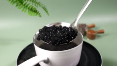Làm trân châu: Bắc nồi nước lên bếp, đun sôi rồi cho 100gr trân châu vào luộc, khuấy đều nhẹ tay để trân châu không dính nồi và dính vào nhau. Luộc trân châu trong 20 phút với lửa vừa. Sau đó, tắt bếp, đậy nắp và ủ trân châu thêm 20 phút nữa. Cuối cùng, chắt bỏ phần nước đun, thêm vào 100gr đường đen và trộn đều.