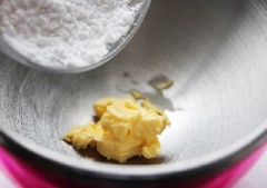 Để 50g bơ ở nhiệt độ phòng cho mềm. Sau đó, nghiền nhỏ rồi cho vào chén và 50g thêm đường bột vào trộn đều.