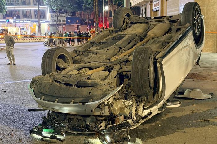 Bản tin TNGT 26/3: Ô tô Lexus tông liên hoàn 5 phương tiện, lật ngửa trên phố Hà Nội - Báo Xây Dựng