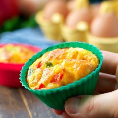 Bánh muffin đã hoàn thành rồi. Bạn và cả gia đình cùng ăn sáng cho nóng nhé, dùng cùng một cốc sữa tươi thì đúng là hết ý. Nếu không thích ớt chuông, bạn có thể thay thế bằng các loại rau củ khác nhé.