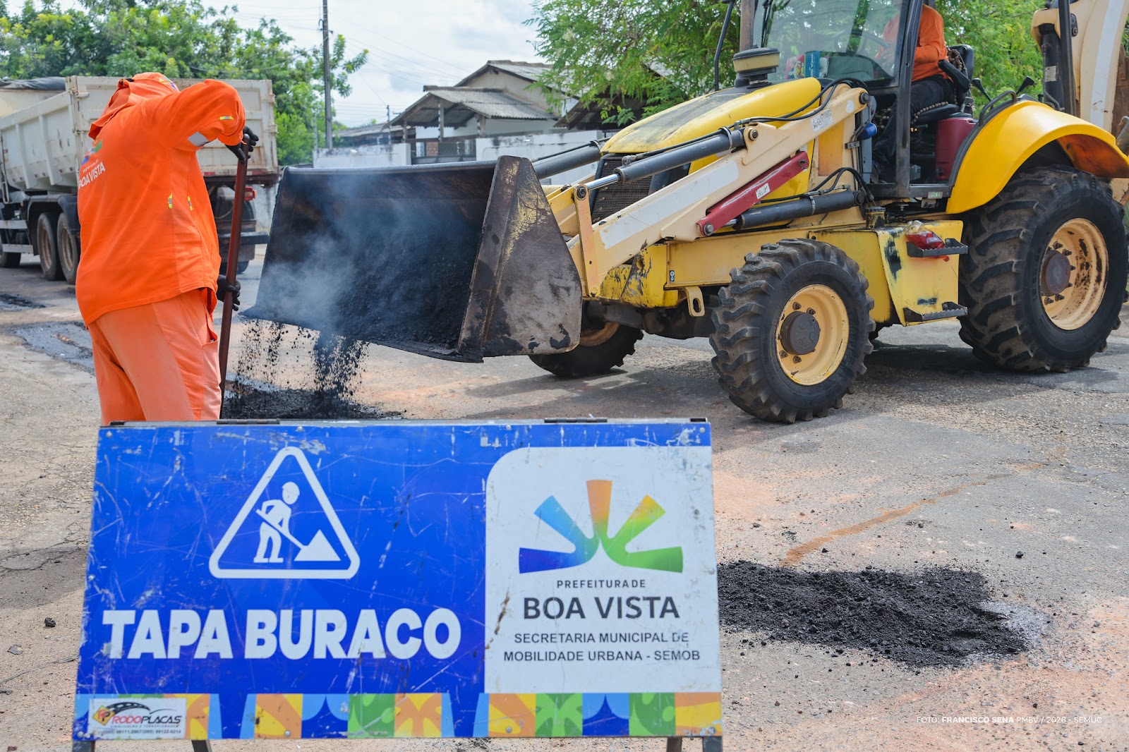 Trabalhadores da SEMOB realizam reparo asfáltico no bairro Paraviana dentro do cronograma da Operação Tapa Buraco Boa Vista.