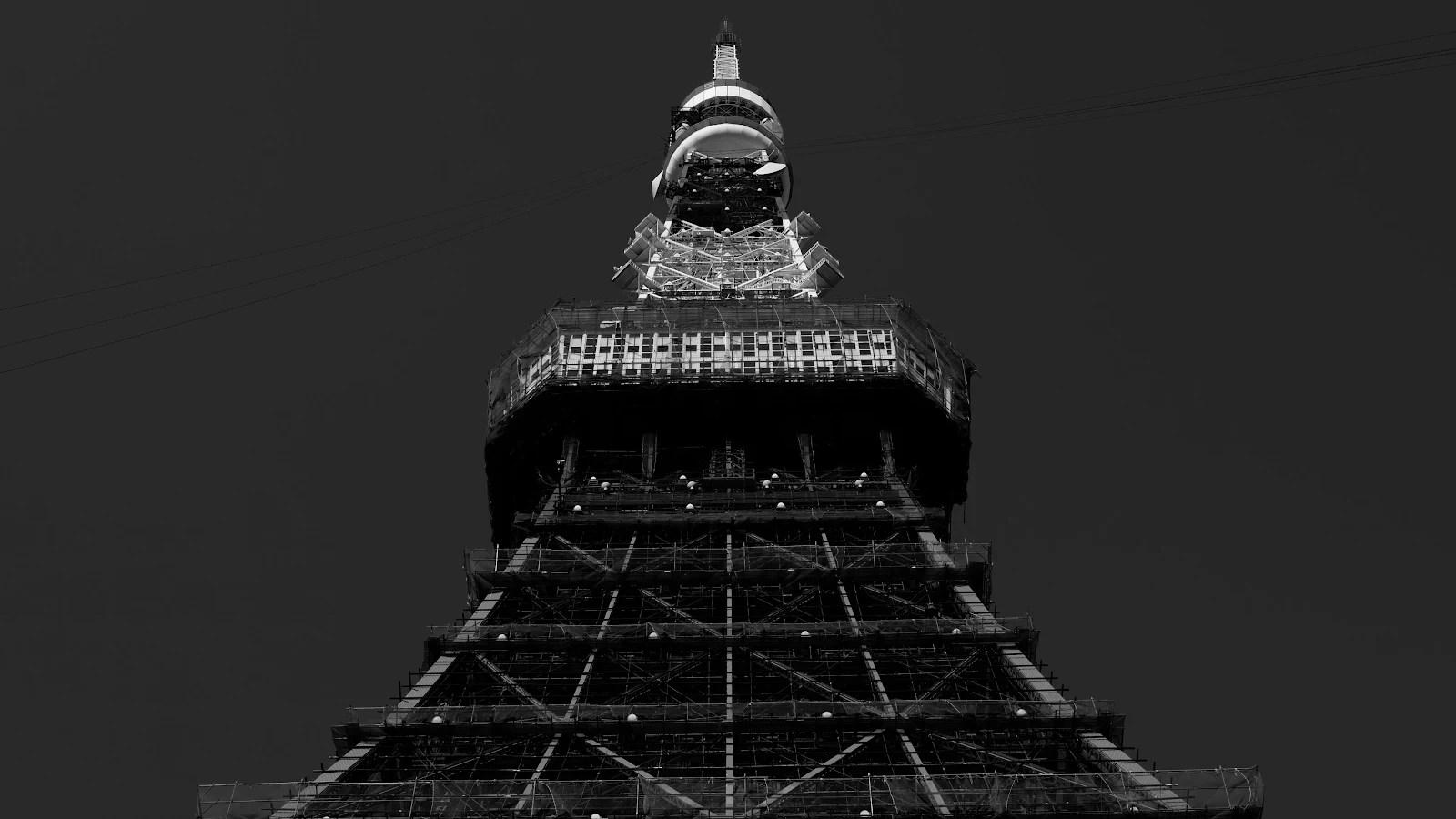 Monochrome Tower Under Maintenance - Architectural Monochrome Photography 4K Wallpaper (3840x2160)