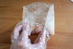 Cách cuộn chả giò rế tôm thịt: Trải miếng bánh tráng rế ra thớt (hoặc mặt phẳng), dùng múc một muỗng nhân tôm thịt đã ướp cho về phía một bên. Dùng muỗng nén cho nhân hình trụ, tròn dài. Cuộn chả giò rế tôm thịt cho đến một nửa bánh tráng, gặp 2 bên đầu bánh tráng lại, cuộn tròn tiếp cho đến hết là hoàn tất. Làm tương tự cho đến hết nguyên liệu.