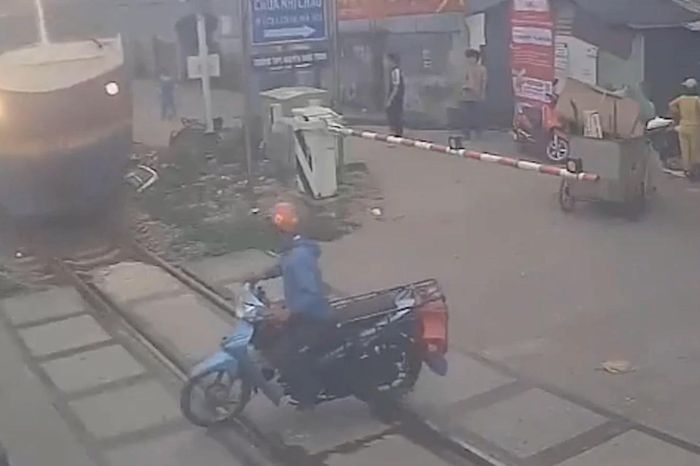 Nguy hiểm khi vượt barie đường sắt - Đài Phát thanh và truyền hình Hà Nội