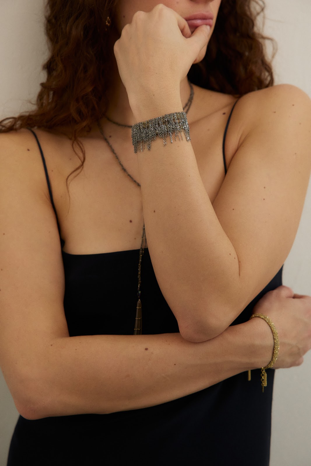 Черный чокер-браслет с бахромой