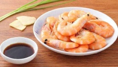Bắc 1 chiếc chảo sạch lên bếp rồi thêm dầu ăn vào. Khi dầu nóng, trút hành, gừng và phi thơm lên. Tiếp đến, cho phần tỏi băm đã chuẩn vào phi cho đến khi tỏi vàng thơm thì nêm thêm dầu hào, nước tương, muối.