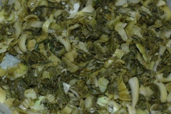 Cho 1/2 muỗng canh dầu ăn vào chảo, phi thơm hành tím băm rồi cho dưa vào xào săn lại, nêm 1/2 muỗng cà phê nước mắm. Sau khi xào xong dưa thì vớt ra chén để riêng nhé.