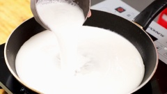 Cho 400gr nước cốt dừa và 200gr nước lọc nấu sôi cho 60gr bột gạo pha loãng với 60ml nước , 50gr đường, nửa muỗng cà phê muối khuấy đều đếu khi hỗn hợp xệt dẻo lại.