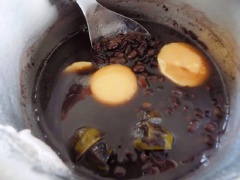 Sau đó cho vào nồi cùng với 1.5 lít nước, chút muối, lá dứa bắc lên bếp nấu lửa vừa. Trong khi nấu hớt bỏ bọt. Nấu khi hạt đậu chín mềm (cần phải mềm và bùi) thì cho đường vào nấu thêm 1 lúc cho hạt đậu ngấm đường nước sánh thì tắt bếp.