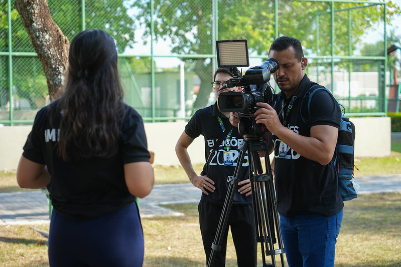 Diretora da TV e Rádio Assembleia, Camila Dall’Agnol, apresenta os canais legislativos para as Eleições 2026.