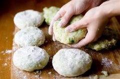 Sau đó, nặn hỗn hợp thành những miếng bánh tròn rồi phủ 1 lớp mỏng bột mì lên bề mặt bánh.