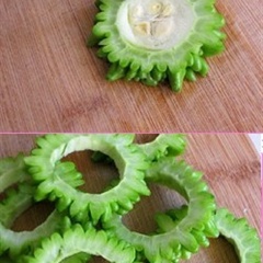 Khổ qua rửa sạch, cắt khoanh dày khoảng 0,5 cm, bỏ ruột.