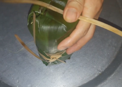 Quan trọng là chặt tay và gói cho khéo cho đẹp nè. Cột kĩ là đem hấp được rồi.