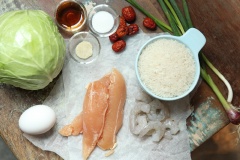Ngâm táo tàu cho đến khi mềm ra thì cắt miếng nhỏ, bỏ hạt rồi cho vào nấu cùng với cơm. Bắp cải rửa sạch sau đó cẩn thận tách lấy từng bẹ lá. Bắc nồi nước lên bếp, nước sôi thì nhúng bắp cải và hành lá trong khoảng 30 giây thì vớt ra để ráo nước.