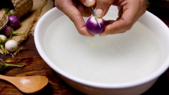 Cách làm cà muối xổi ngon chính là lựa cà pháo trái vừa, không non cũng không già. Rửa sạch cà pháo, bỏ cuống, cắt làm 2 hoặc làm 4 tùy vào độ to nhỏ của cà. Chuẩn bị sẵn một thau khoảng 1 lít nước có pha 50gr muối, nặn vào 2 trái chanh, khuấy đều. Cắt cà pháo đến đâu cho ngay vào thau nước đến đó để tránh bị thâm. Ngâm cà ít nhất 30 phút để loại bỏ chất độc bên trong. Sau đó dùng tay bóp cà hơi dập cho cà nhả bớt hạt rồi đem rửa lại với nước sạch cho đỡ mặn.