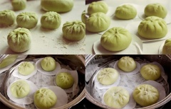Cách làm bánh bao lá dứa hấp xốp mềm: Đặt các chiếc bánh bao lá dứa lên giấy lót, xếp vào xửng hấp, đậy nắp vung. Ủ tiếp cho bánh nở gấp đôi. Sau đó đun to lửa, làm bánh bao lá dứa hấp trong 15 phút (tính từ lúc nước sôi), mở nắp vung để khoảng 5 phút là có thể lấy bánh khỏi xửng hấp.