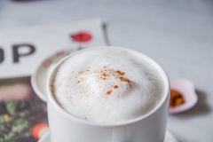Cho Latte Khoai Lang đã xay mịn vào ly, múc bọt sữa vừa đánh xong lên trên. Rắc thêm ít bột quế để tăng hương vị. Vậy là đã hoàn thành. Hãy thưởng thức khi em nó còn nóng ấm nha.