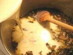 Làm tan chảy 120g bơ trong một cái nồi khác. Rồi cho 30g bột mì vào đảo đều đến khi thành hỗn hợp sền sệt thì đổ nốt 600ml sữa tươi không đường vào và đun sôi. Cho sữa đã đun vào nấm.