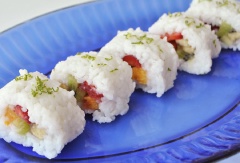 Khi ăn dùng dao thấm nước rồi cắt sushi ra từng khoanh giống như sushi mặn. Bạn có thể ăn không hoặc làm các loại sốt ăn kèm phù hợp với các loại trái cây tùy ý. Chúc cả nhà thành công nhé!