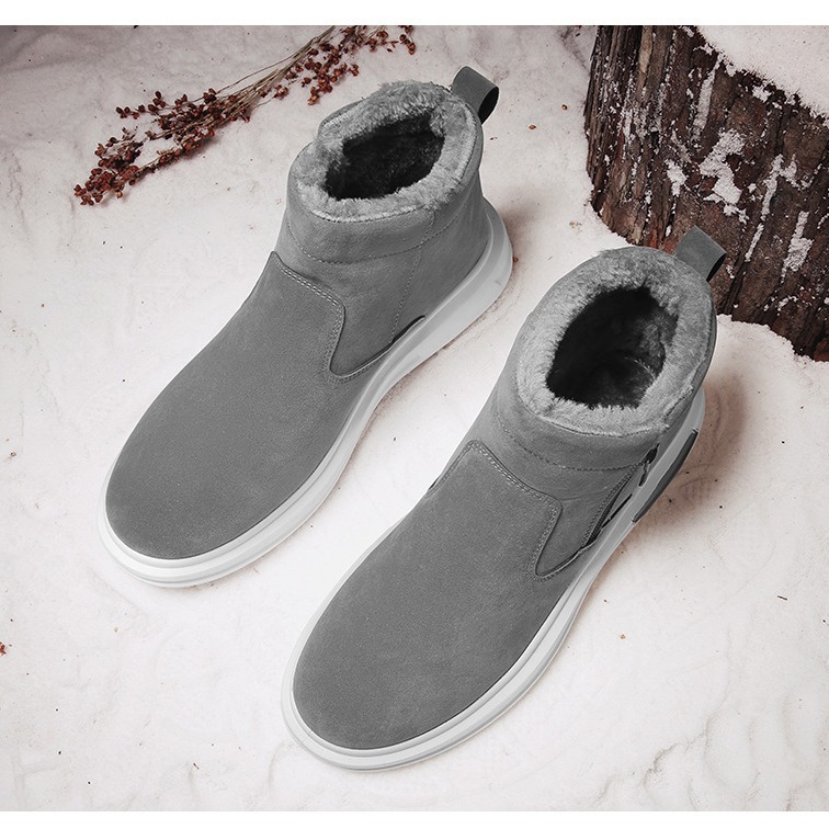 Lined men's snow boots to slip on