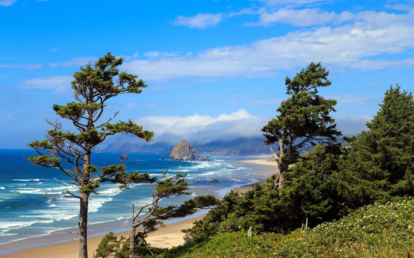 Haystack Rock on Cannon Beach - Landscape Photography 5K Wallpaper (5120x3200)