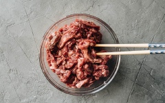 Thịt bò thái lát nhỏ. Cho thịt bò, bột bắp (chừa lại 2 muỗng cà phê) rượu Thiệu Hưng và muối vào 1 cái bát lớn. Nhẹ nhàng trộn đều bằng tay, ướp ở nhiệt độ phòng trong 10-15 phút. Trộn hắc xì dầu, nước tương, nước dùng gà, 2 muỗng cà phê bột bắp trong 1 cái bát vừa để làm sốt. Hành cắt khúc khoảng 5cm, gừng và tỏi băm nhỏ.