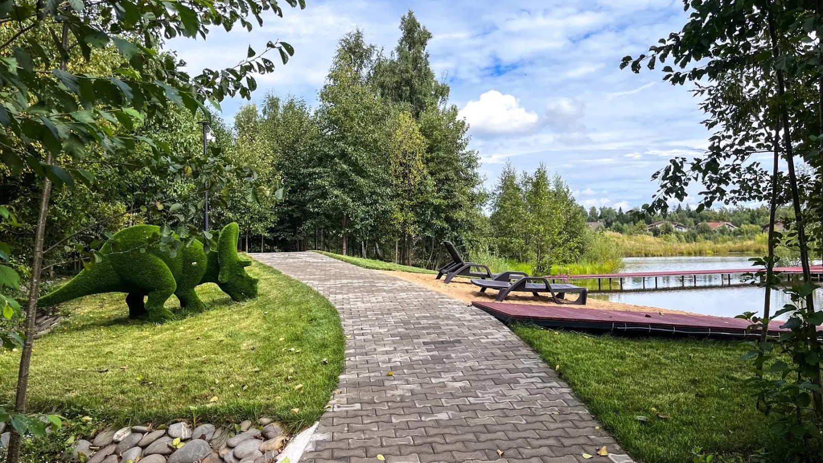 Прогулочный маршрут у озера в Emerald Village