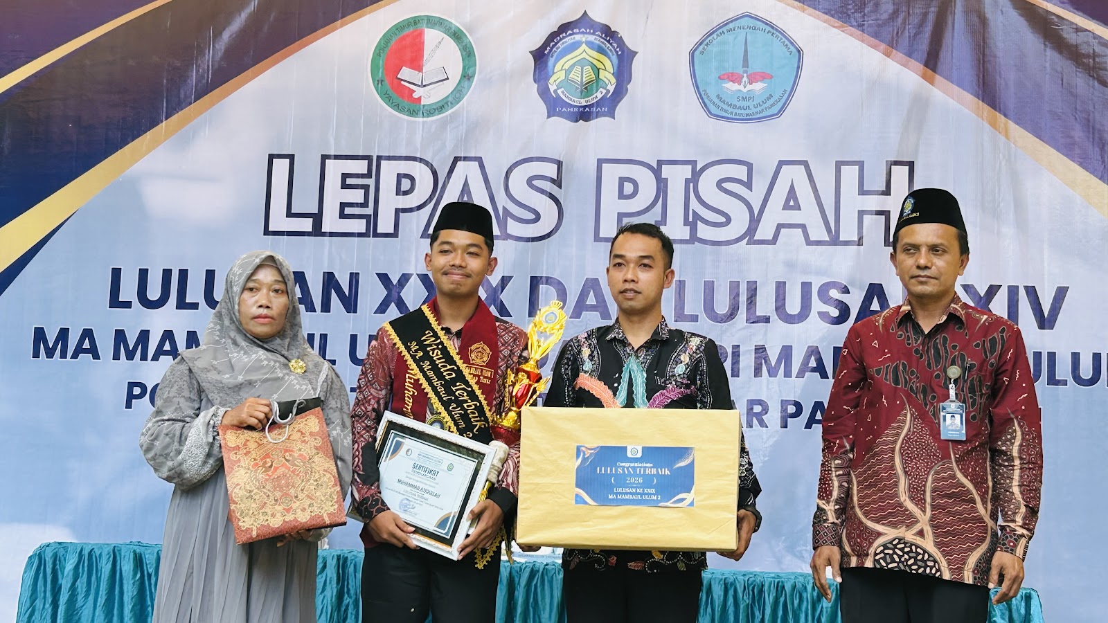 Pemberian penghargaan kepada siswa lulusan terbaik 