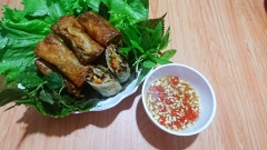 Chả chiên chay có thể ăn kèm với bún, rau sống cùng nước mắm chua ngọt. Hoặc dùng trực tiếp với tương ớt đều ngon.