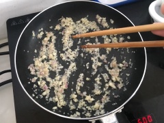 Làm sốt nước tương: Bắc chảo và bỏ 1 ít dầu ăn vào phi vàng 1 muỗng canh hành tỏi băm. Bỏ nước tương, tương ớt, mật ong vào đảo đều, thêm 1 ít nước sôi nếu sốt hơi đặc.