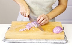 Hành tím cắt lát, rửa sạch. Ớt chuông xắt khoanh ½, còn lại bỏ hạt, xắt sợi mỏng.