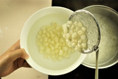 Nấu thạch củ năng màu trắng: Cho 3 muỗng canh đường vào 400ml nước lọc đun sôi, sau đó cho phần thạch màu trắng vào nấu khoảng 5 phút, khi lớp bột trong và củ năng chín hẳn thì vớt ra tô nước lạnh để nguội.