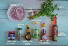 Cho vào tô trộn gồm: 1 muỗng canh sốt Hoisin, 4 muỗng canh nước tương, 3 muỗng nước mắm, 2 muỗng canh giấm gạo, 2 muỗng canh tương cà chua, 2 muỗng cà phê tiêu, 3 muỗng canh đường và 6 tép tỏi băm. Sườn cốt lết rửa sạch cho vào nước sốt đã chuẩn bị ở trên vào và dùng gắp trở đều các mặt đế sườn thấm gia vị. Dùng màng bọc thực phẩm bọc lại và để trong tủ lạnh từ 1-2 tiếng đế sườn ngấm.