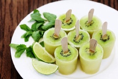 Lấy kem ra khỏi khuôn và dùng ngay. Kem mát lạnh, ngọt ngọt, chua chua ăn cực thích!
