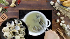Để làm nghêu hấp thái trước hết đem ngâm nghêu tươi sống với nước lạnh, thêm vài lát ớt, ngâm nghêu khoảng 30 phút để nghêu nhả bớt cát rồi rửa sạch. Cho nghêu vào nồi cùng với 50ml nước rồi đậy nắp, đun to lửa. Nghêu hấp 5 phút, khi thấy nghêu tách vỏ thì tắt bếp, gắp nghêu ra để riêng.