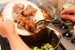 Bông cải xanh tách nhỏ, rửa sạch, để ráo. Vỏ cam bào nhuyễn, tỏi băm nhuyễn. Cho vỏ cam, tỏi, gừng băm vào nồi cùng chút dầu ăn và xào khoảng 2 - 3 phút, sau đó cho nước sốt đã làm vào, trộn đều, nấu khoảng 5 phút. Cuối cùng cho thịt bò và bông cải vào, đảo đều khoảng 6 phút thì tắt bếp.