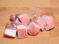 Thịt ba chỉ cạo lông rửa sạch với muối, thái thành từng miếng vừa ăn. Sau đó, cho thịt vào nồi nước luộc sơ qua cho sạch và để ráo nước. Sung rửa sạch, cắt miếng vừa ăn.