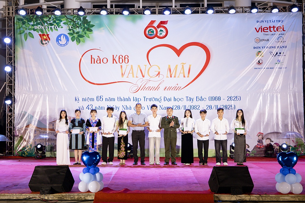 Đêm nhạc hội “Vang mãi thanh xuân”