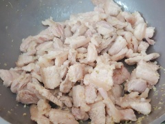 Cách làm bún thịt xào ngon: Đun nóng 2 muỗng canh dầu ăn, cho phần sả còn lại vào phi thơm. Sau đó cho thịt ba chỉ vào xào. Thịt săn hai mặt thì cho giá đỗ, hành tây vào xào cùng. Nêm vào 1/2 muỗng cà phê muối, 1 muỗng cà phê hạt nêm, 1/2 muỗng cà phệ bột ngọt.