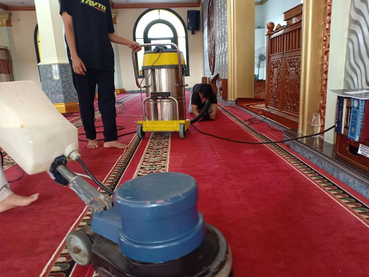 Dokumentasi cuci karpet masjid 6