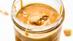 Tắt máy, múc bơ đậu phộng ra trộn đều, cho vào lọ thủy tinh, trữ trong tủ lạnh hoặc để ở nhiệt độ phòng đều được.