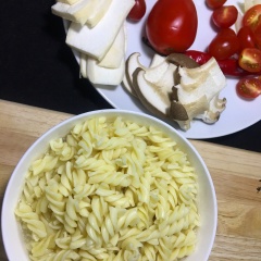Cho nui xoắn ra dĩa, thêm dầu mè vào trộn đều để pasta không dính vào nhau.