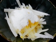 Cho củ cải, 200g đường, nước chanh dây vào tô to rồi trộn đều lên, ướp củ cải khoảng 1 tiếng. Cho tất cả củ cải lẫn nước đường vào chảo đun lửa to đến khi sôi thì hạ lửa nhỏ, đun liu riu cho củ cải thấm đều nước đường. Vài phút bạn đảo 1 lần, sên đến khi nước đường rút bớt và cải trong lại, nước đường chuyển sang hơi sệt thì tắt bếp.