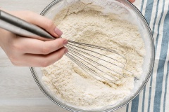 Cho 150g bột hạnh nhân, 100g bột dừa, 100g bột củ dong, 50g bột năng vào tô lớn và trộn thật đều. Sau đó, đổ bột vào hũ thủy tinh và bảo quản nơi khô thoáng, tránh ánh nắng trực tiếp, tránh nơi ẩm thấp nha.